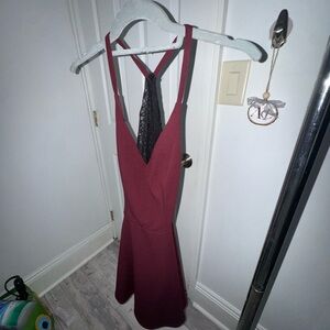 Elegant Burgundy Dress with Lace Windsor